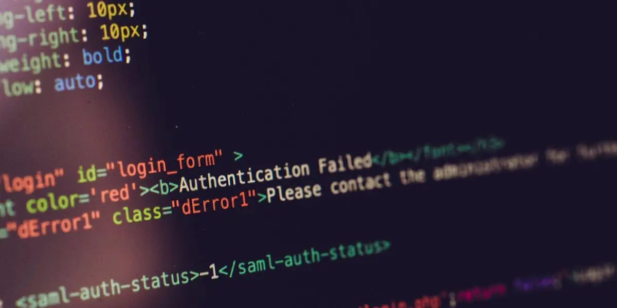 HTML- und CSS-Quelltext auf einem dunklen Bildschirm in Nahaufnahme